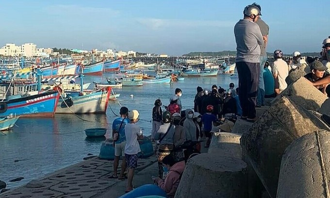 Bãi kè Lăng Cô, xã Tam Thanh, nơi người dân địa phương phát hiện thi thể nạn nhân, chiều 3/11. Ảnh: Linh Phú