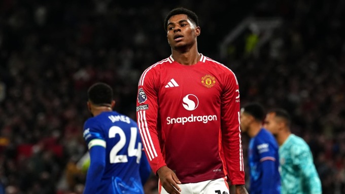 Rashford (áo đỏ) chơi trận Man Utd 1-1 Chelsea tối 3/11. Ảnh: PA