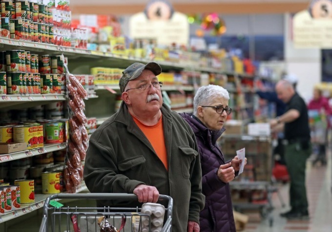 Người dân mua sắm trong một siêu thị ở West Bridgewater, Massachusetts. Ảnh: Boston Globe