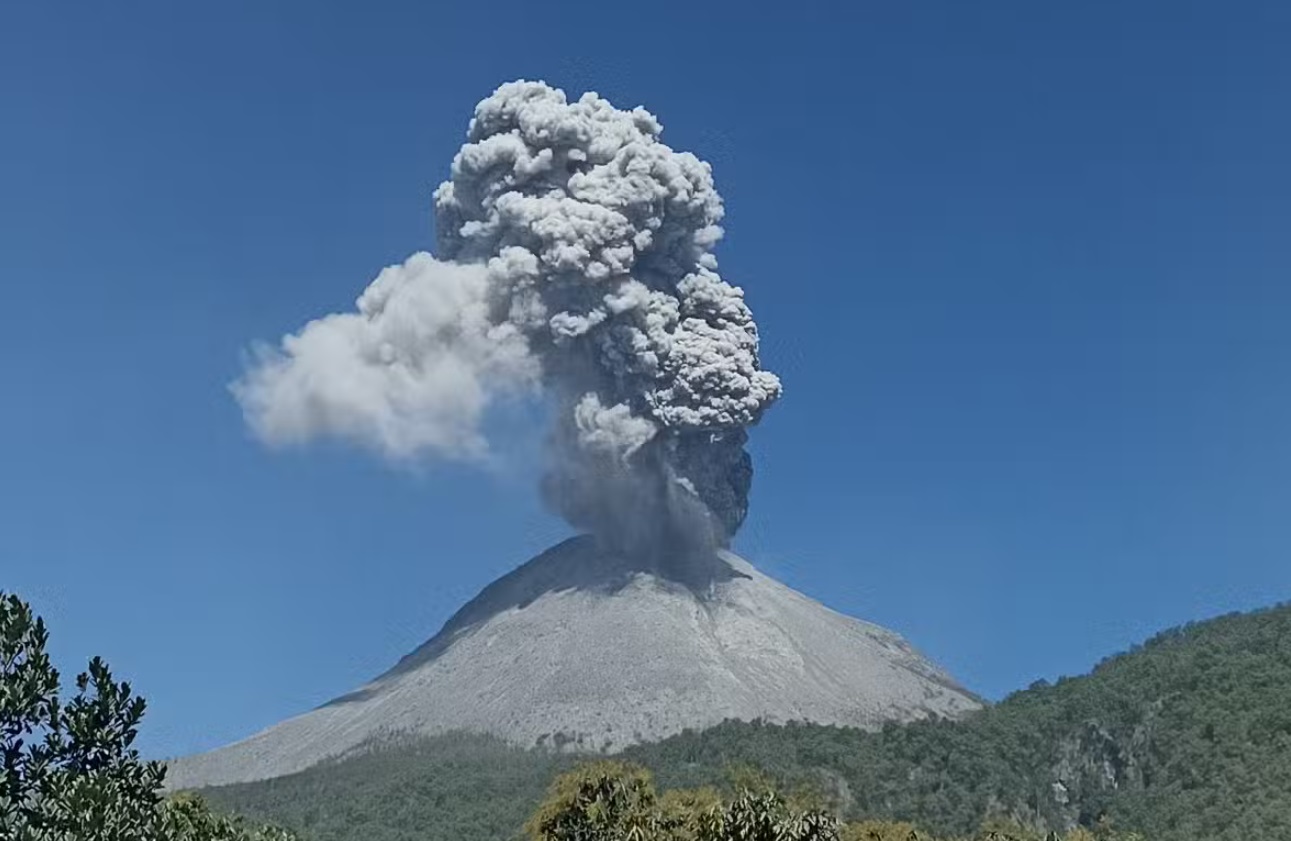 Núi lửa phun trào tại Indonesia khiến ít nhất 9 người chết- Ảnh 1.