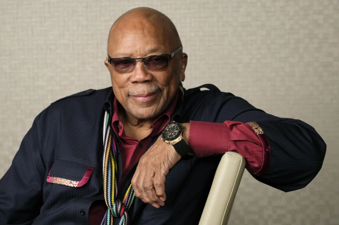 Nhà sản xuất âm nhạc Quincy Jones chụp ảnh quảng bá cho bộ phim tài liệu Quincy tại Liên hoan phim Toronto (Canada) vào năm 2018. Ảnh: AP