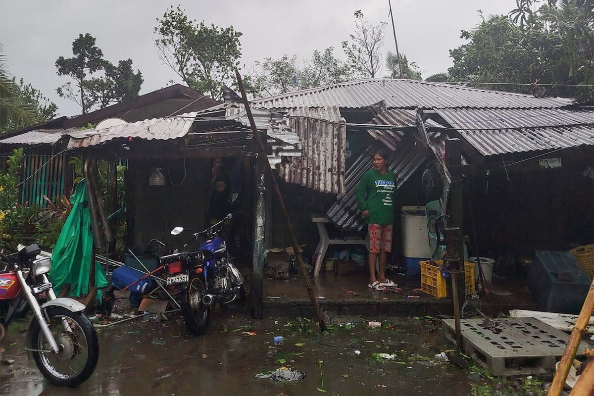 Philippines hứng chịu cơn bão thứ 4 trong một tháng, 7.000 người sơ tán - Ảnh 1.