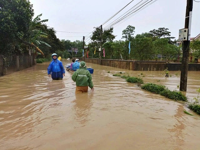 Quảng Bình hứng lượng mưa trên 500 mm, hơn 3.400 người bị cô lập- Ảnh 1.