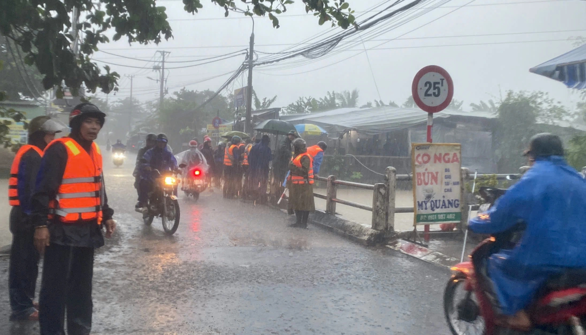 Rốn lũ đường Mẹ Suốt nước dâng cao, chính quyền Đà Nẵng sơ tán dân- Ảnh 1.