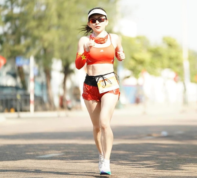 Một nữ runner trên đường chạy Tienphong Marathon 2024. Ảnh: Tienphong Marathon