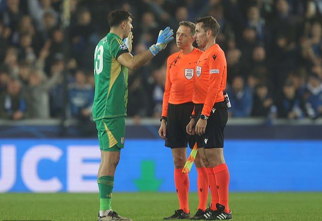 Sai sót ngớ ngẩn của hậu vệ Tyron Mings khiến Aston Villa thua sốc ở Champions League- Ảnh 5.