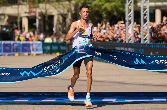 Othmane El Goumri về nhất nội dung marathon nam tại Sydney Marathon 2024. Ảnh: AFP