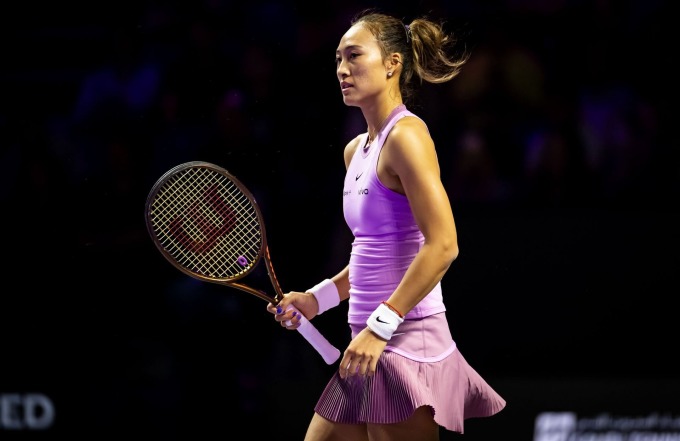 Zheng Qinwen trong trận gặp Sabalenka ở WTA Finals, trên sân King Saud, Riyadh, Arab Saudi hôm 3/11. Ảnh: Reuters