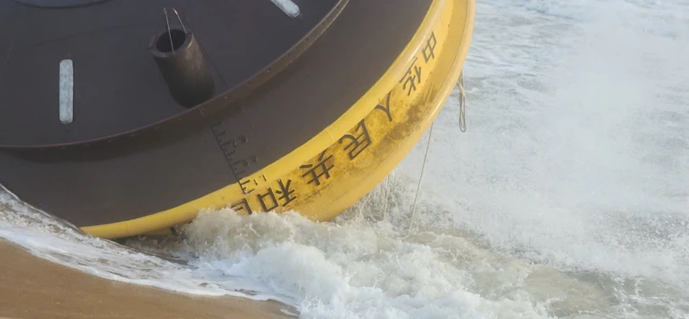 Thêm vật thể lạ mang chữ China Buoy dạt vào bờ biển Quảng Ngãi