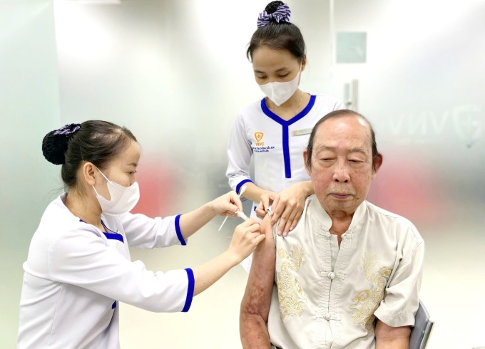 Ông Nguyễn Hữu Đức được tiêm vaccine zona thần kinh ở VNVC. Ảnh: Kim Oanh