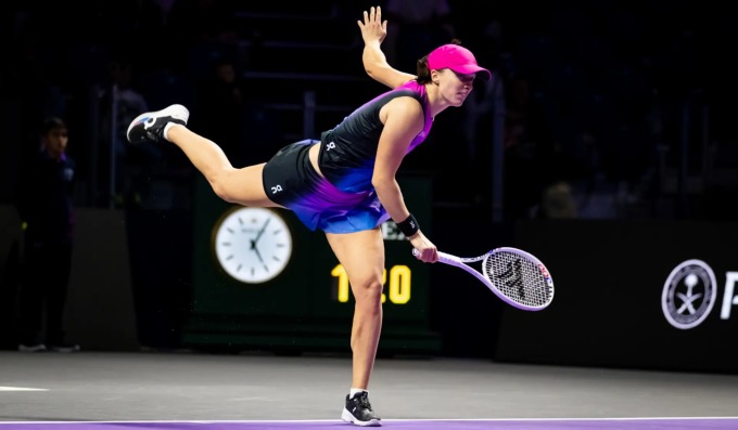 Swiatek giao bóng trong trận thắng Krecjkova ở bẩng Cam WTA Finals, trên sân King Saud, Arab Saudi hôm 3/11. Ảnh: Reuters