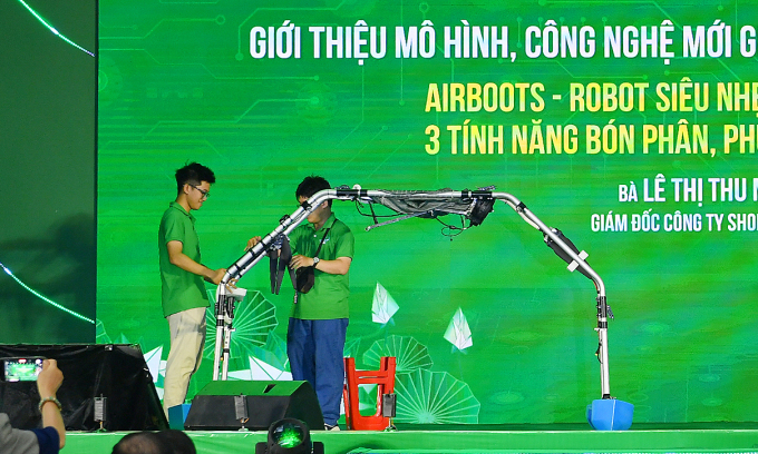 Đại diện công ty Shoes Agtech giới thiệu công nghệ Airboots. Ảnh: Thanh Tùng