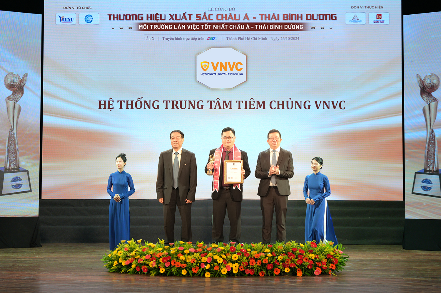 Đại diện VNVC nhận các chứng nhận "Top 10 Thương hiệu xuất sắc - Sản phẩm dịch vụ chất lượng - Môi trường làm việc tốt nhất châu Á - Thái Bình Dương 2024". Ảnh: Bá Đạt