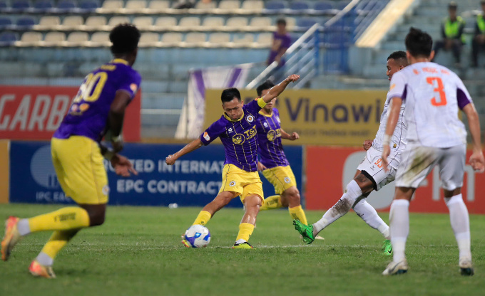 Nguyễn Văn Quyết (giữa) kiến tạo trong trận Hà Nội FC thắng Bình Dương 1-0, ở vòng tám V-League 2024-2025. Ảnh: Lâm Thỏa