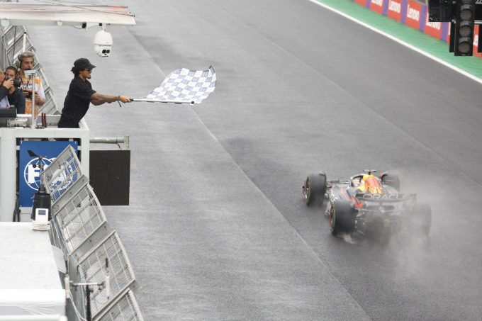 Tay đua Red Bull Max Verstappen về nhất Grand Prix Brazil trên đường đua Interlagos, Sao Paulo sáng 4/11. Ảnh: AP