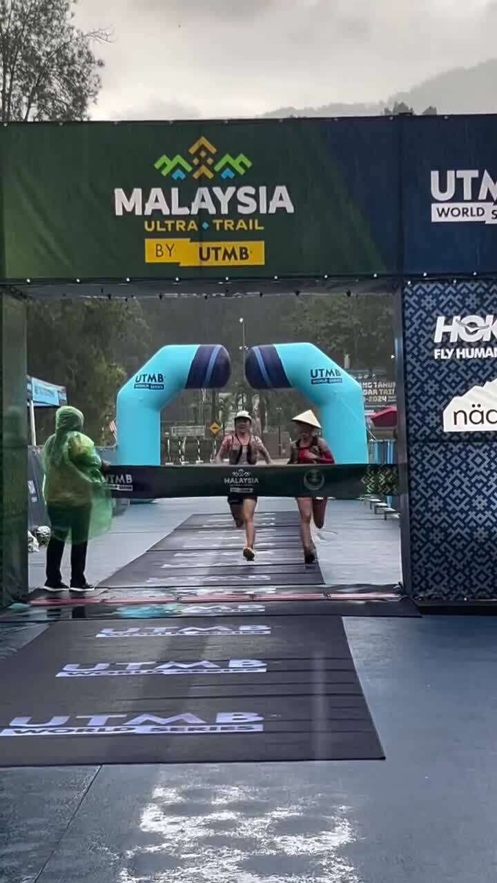 Hà Hậu nắm tay Chen Lin cùng về đích Malaysia Ultra-Trail