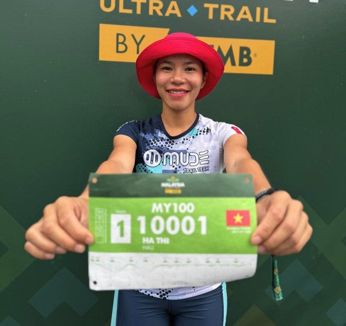 Hà Hậu cùng với chiếc bib tham dự Malaysia Ultra-Trail. Ảnh: Hà Hậu