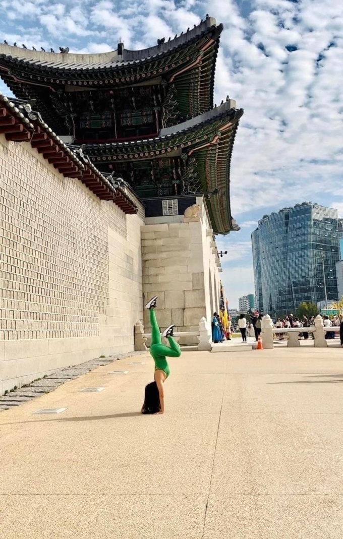 Một người phụ nữ ở Hà Nội thực hiện các động tác yoga bên ngoài cung Gyeongbokgung ở Seoul, Hàn Quốc, chia sẻ lên mạng xã hội đầu tháng 11/2024. Ảnh: H.H