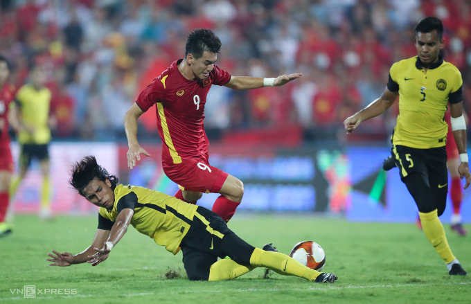 Nguyễn Tiến Linh (áo đỏ) tranh bóng trong trận Việt Nam thắng Malaysia 1-0 ở bán kết môn bóng đá nam SEA Games 31. Ảnh: Đức Đồng