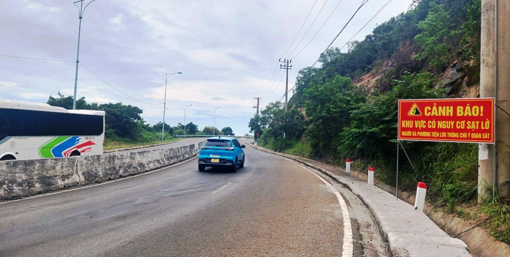 Xử lý 'xà quần', nguy cơ đá cả tấn lăn xuống đường ở Nha Trang vẫn còn nguyên - Ảnh 1.