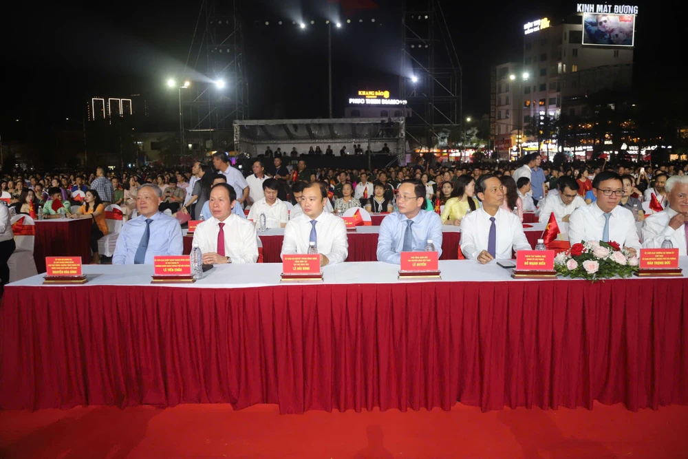 Tại điểm cầu Nhà hát thành phố Hải Phòng, ông Nguyễn Hòa Bình, Phó Thủ tướng Thường trực Chính phủ; Lại Xuân Môn, Phó Trưởng ban Thường trực Ban Tuyên giáo Trung ương, Bí thư Thành ủy Hải Phòng Lê Tiến Châu cùng đông đảo người dân TP Hải Phòng tham dự. Ảnh: NS