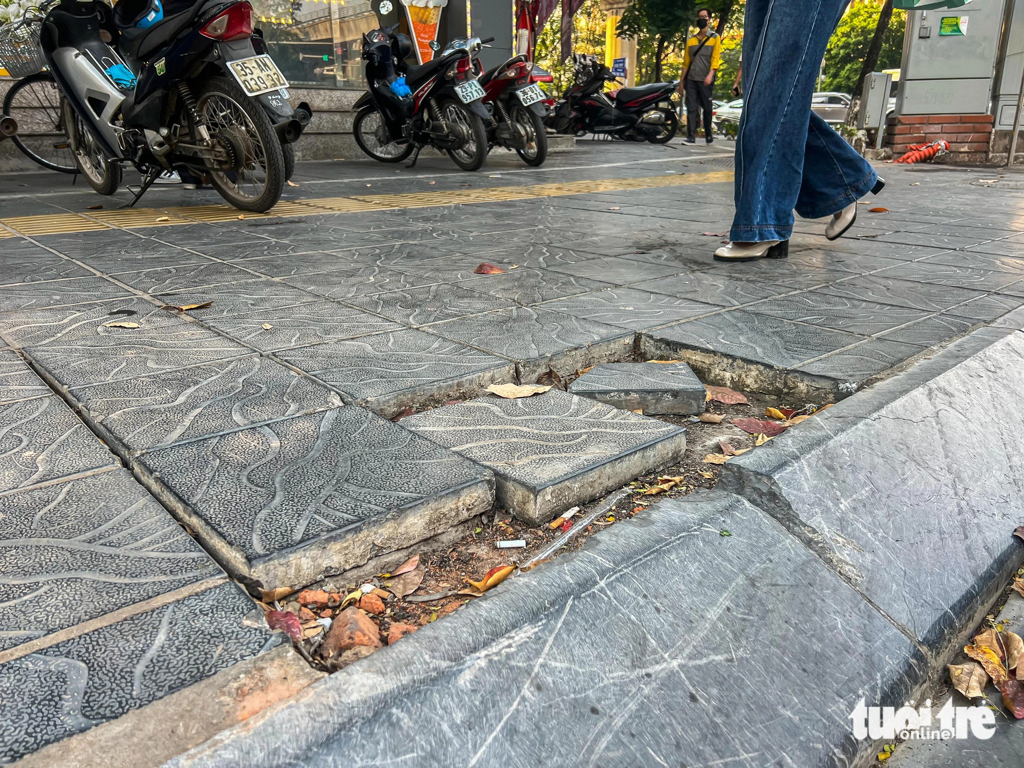 Cuối năm, vỉa hè ở Hà Nội bị xới tung để lát lại, nhiều điểm mới lát được 1 năm đã hư hỏng, nứt vỡ - Ảnh 7.