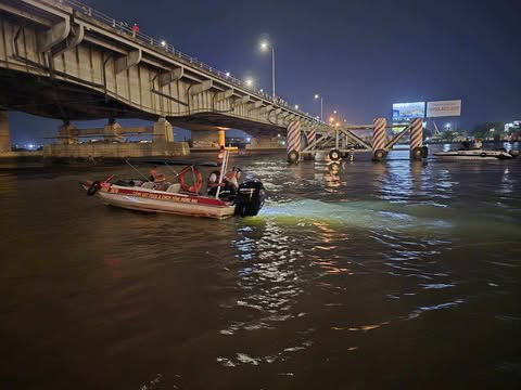 Tìm thấy thi thể nạn nhân đưa về nhà xác, đưa xe lên khỏi sông Đồng Nai giữa đêm - Ảnh 9.