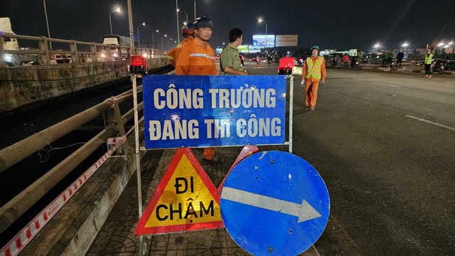 Tìm thấy thi thể nạn nhân đưa về nhà xác, đưa xe lên khỏi sông Đồng Nai giữa đêm - Ảnh 15.