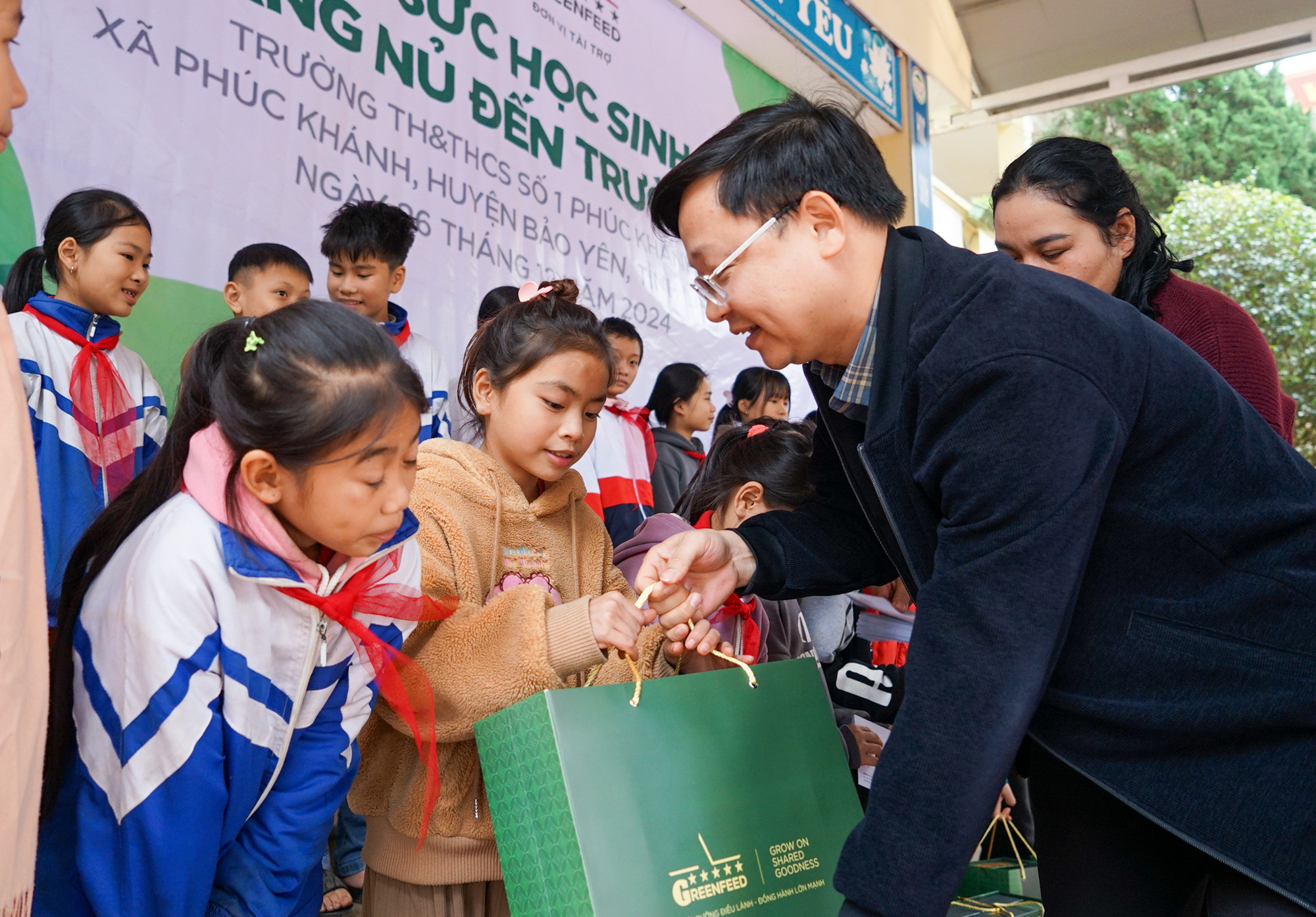  Học  sinh Làng Nủ nhận học bổng, nhớ... phở - Ảnh 6.