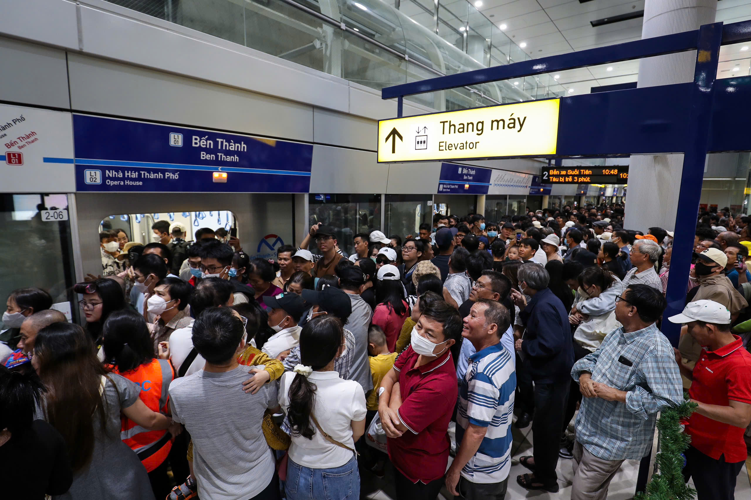 Tranh luận 'for' hay 'to' Bến Thành, giới từ nào đúng trong biển chỉ dẫn metro?- Ảnh 2.