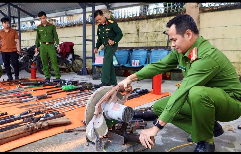 Công an Quảng Ngãi 'biến' súng đạn thành sắt vụn - Ảnh 1.