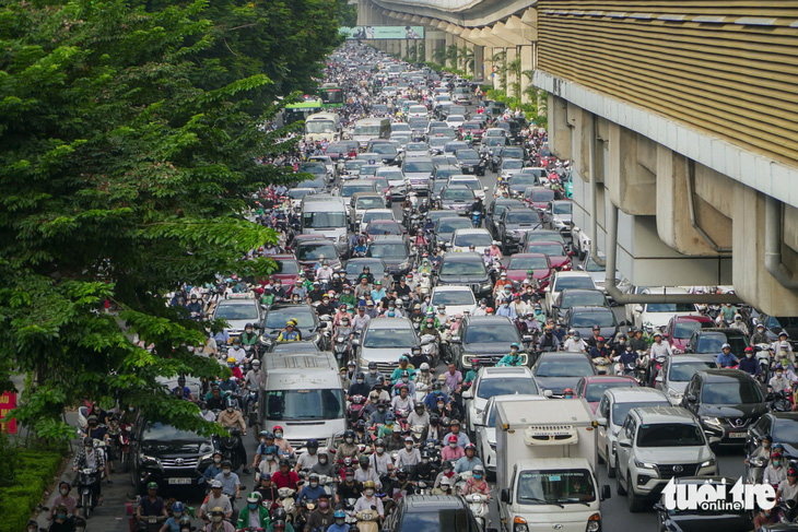 Hà Nội cấm xe máy không đạt chuẩn từ 2025, chuyên gia lo ngại dân 'sốc' nếu áp dụng ngay - Ảnh 1.