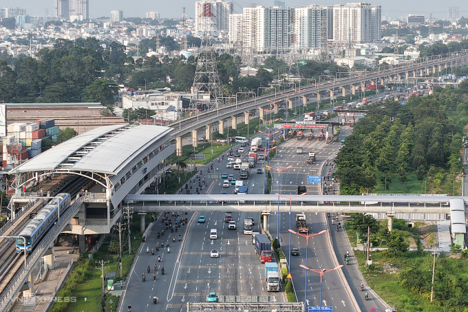 Metro Bến Thành - Suối Tiên vận hành dọc theo đường Võ Nguyên Giáp, TP Thủ Đức. Ảnh Thanh Tùng