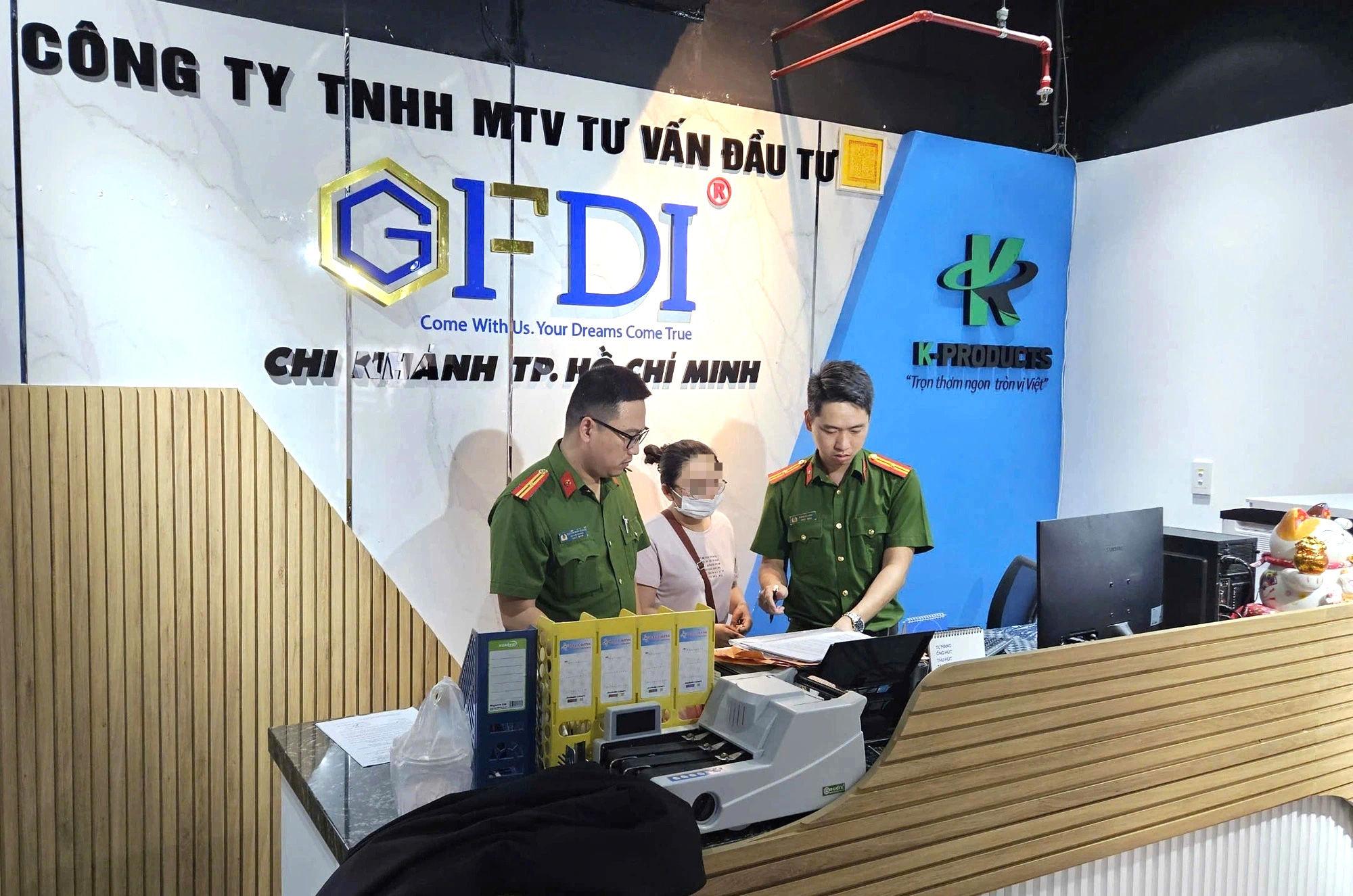 Vụ GFDI lừa đảo hơn 3.700 tỉ: Khám xét hàng loạt chi nhánh GFDI tại TP.HCM, Hà Nội, Cần Thơ - Ảnh 1.