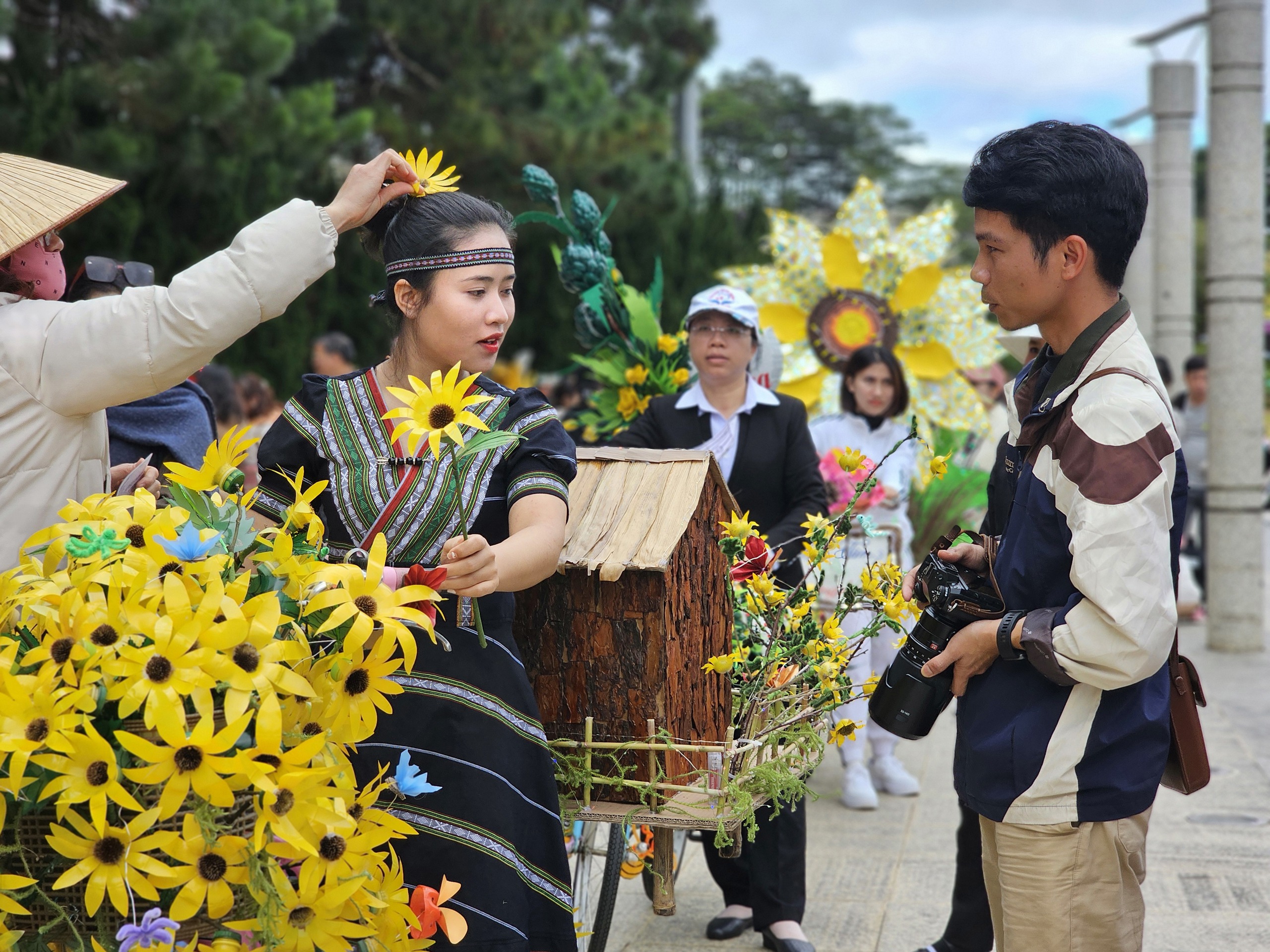 Giáo viên thành phố Festival hoa thi trang trí xe đạp hoa- Ảnh 2.