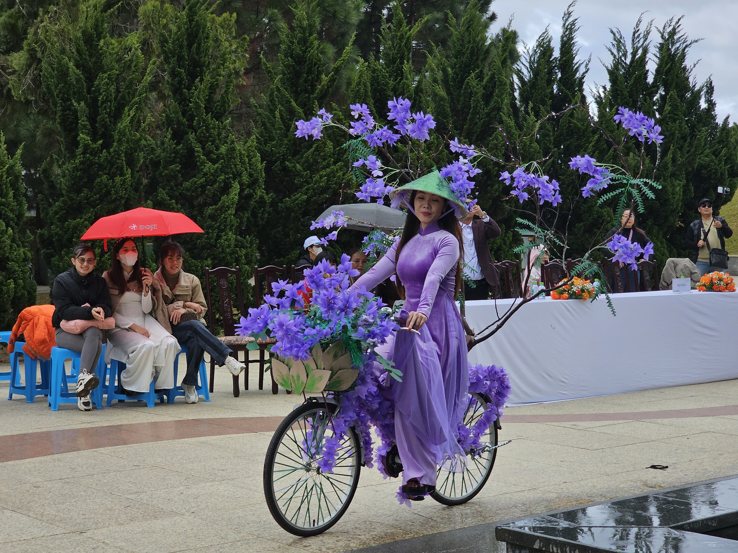 Giáo viên thành phố Festival hoa thi trang trí xe đạp hoa- Ảnh 3.