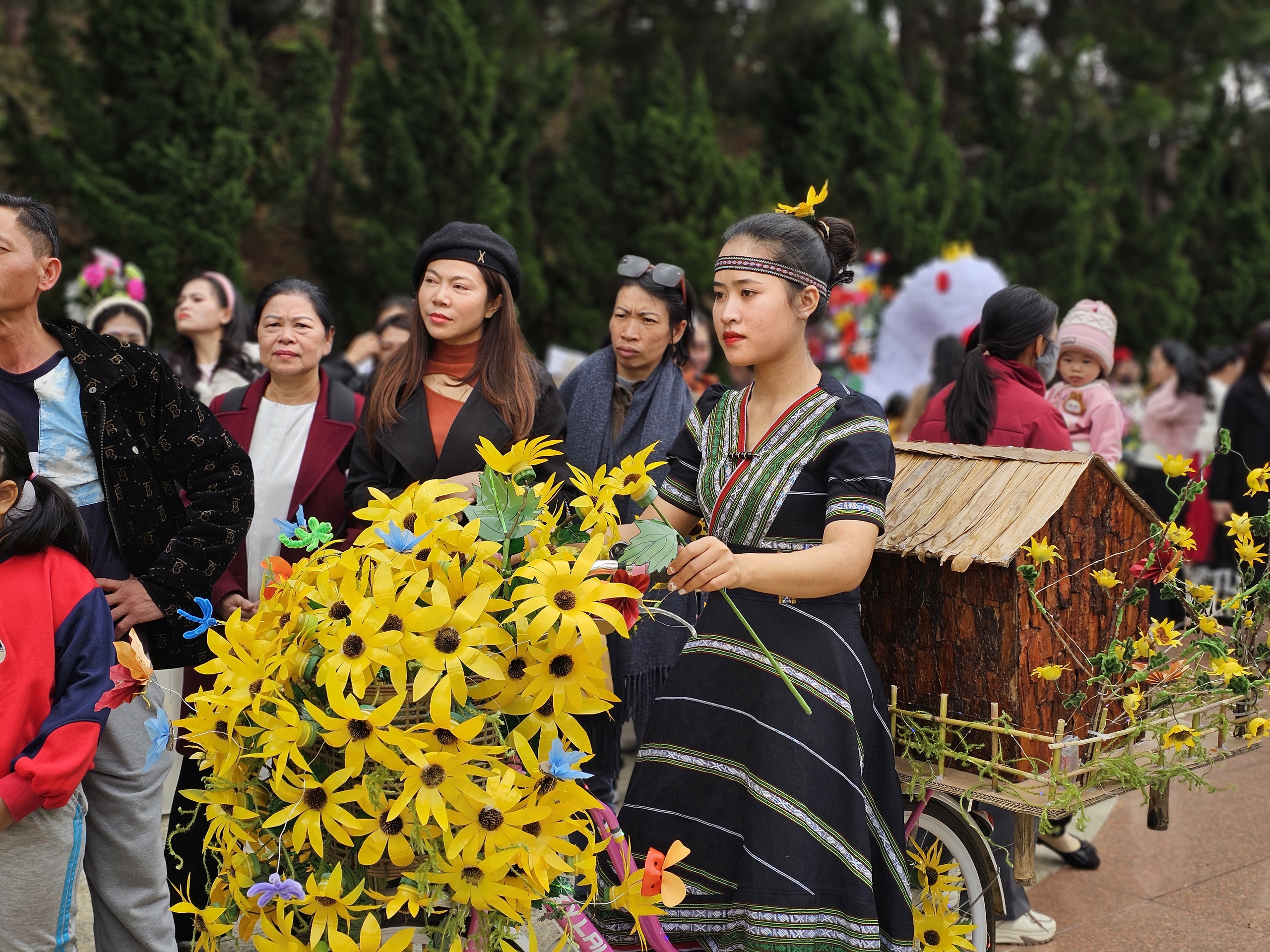 Giáo viên thành phố Festival hoa thi trang trí xe đạp hoa- Ảnh 4.