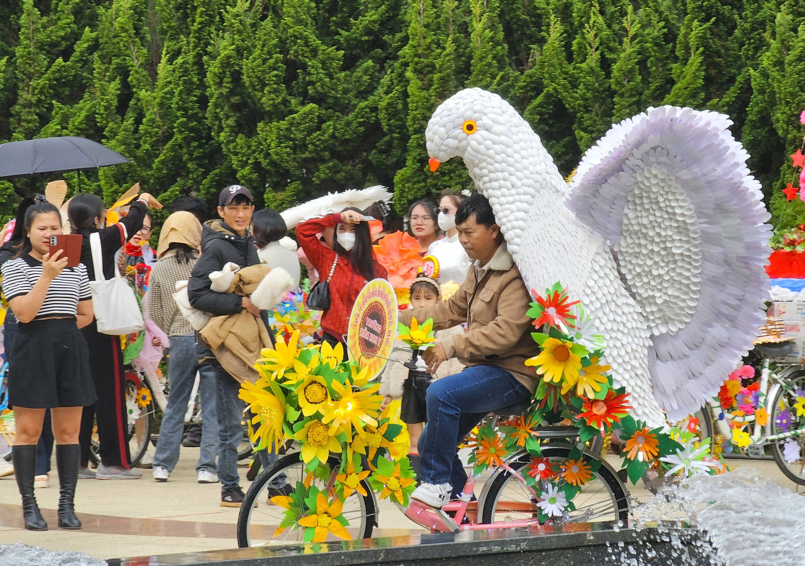 Giáo viên thành phố Festival hoa thi trang trí xe đạp hoa- Ảnh 6.