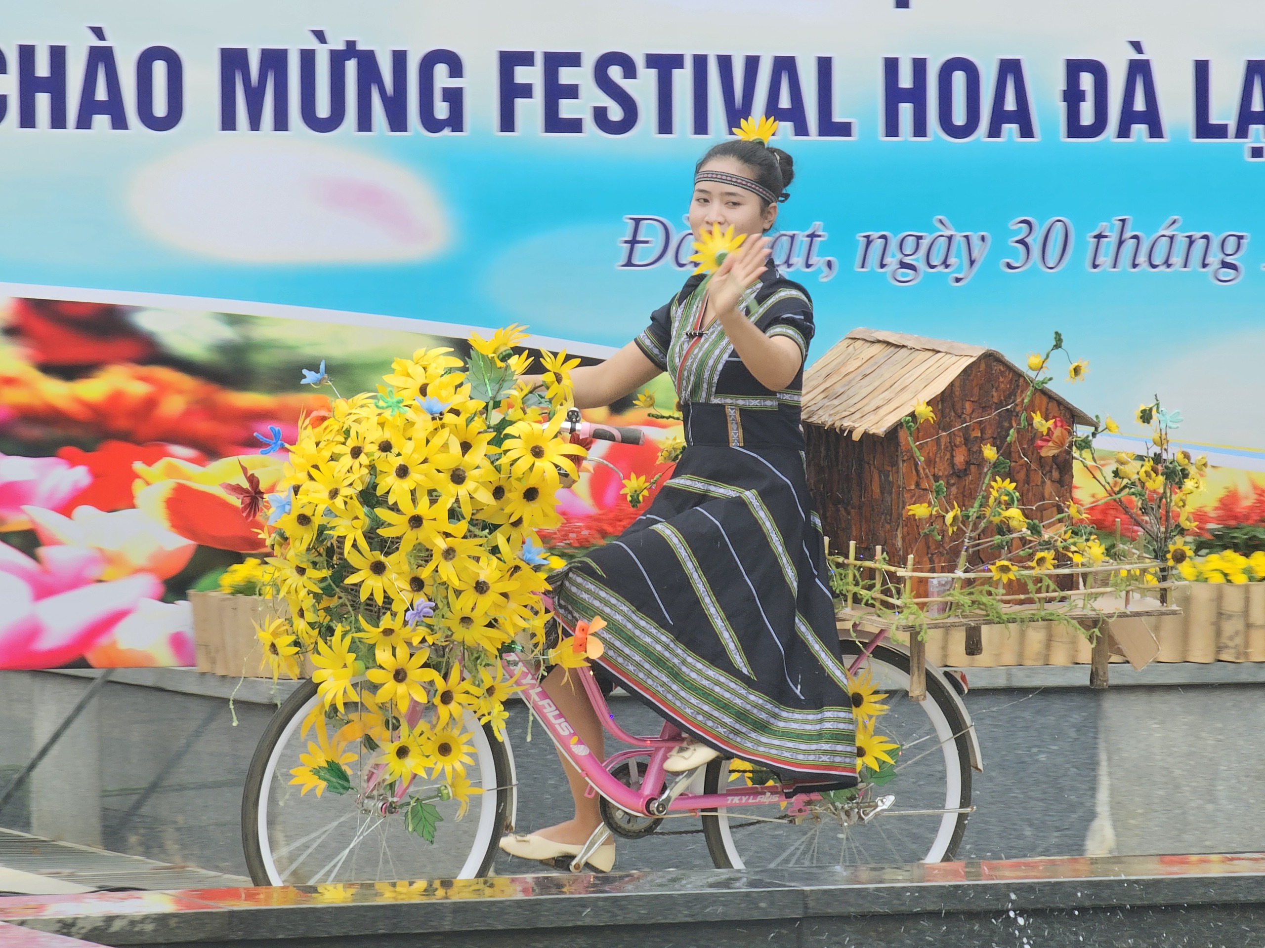 Giáo viên thành phố Festival hoa thi trang trí xe đạp hoa- Ảnh 9.