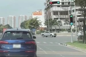 Công an tìm người quay clip xe Audi đi đến đâu đèn xanh đến đó ở TP.HCM