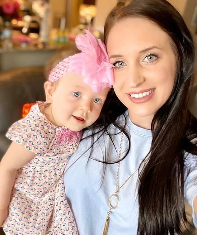 Alyssa Burkett ôm con gái Willow Ann. Ảnh: Facebook