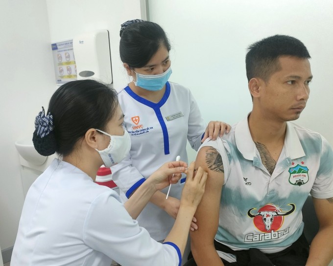 Thành viên CLB bóng đá Hoàng Anh - Gia Lai tiêm vaccine cúm tại VNVC. Ảnh: VNVC