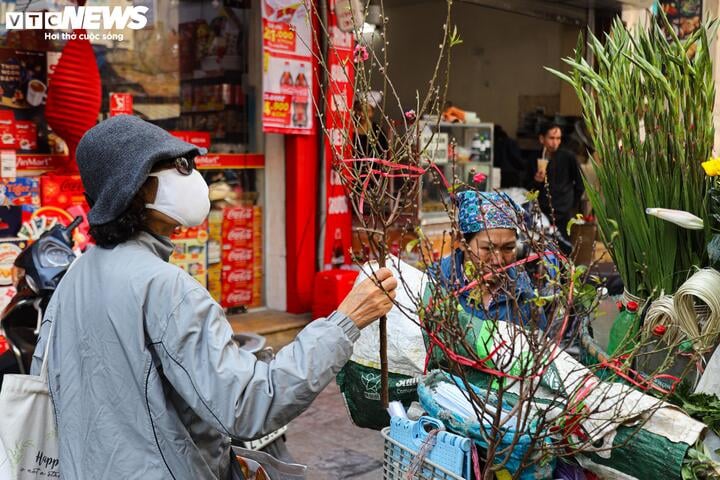 Hơn nửa triệu đồng một con gà ngậm hoa hồng cúng rằm tháng Chạp- Ảnh 10.