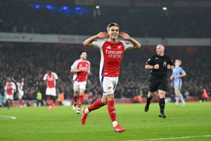 Arsenal lội ngược dòng trên sân nhà