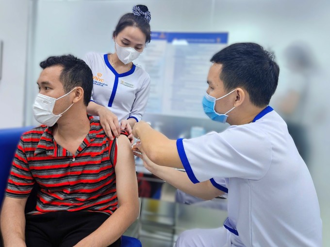 Người lớn tiêm vaccine HPV tại VNVC. Ảnh: Gia Nghi