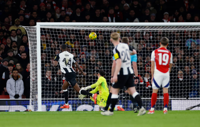 Alexander Isak mở tỷ số trận Newcastle thắng Arsenal 2-0 trên sân Emirates, London, Anh ngày 7/1. Ảnh: Reuters