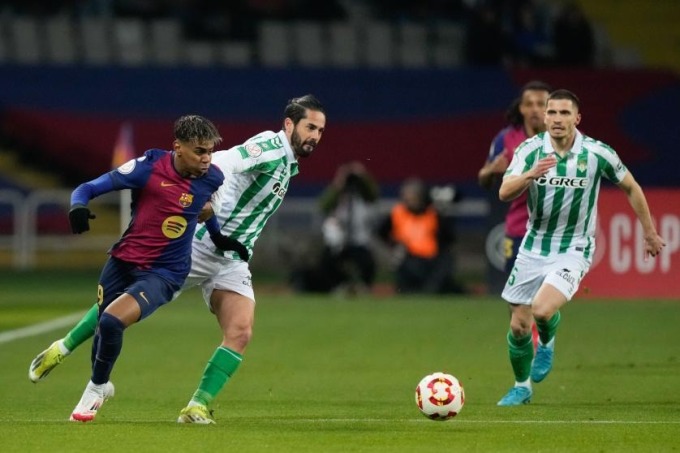 Yamal rê dắt trong trận Barca 5-1 Betis tối 15/1. Ảnh: EFE