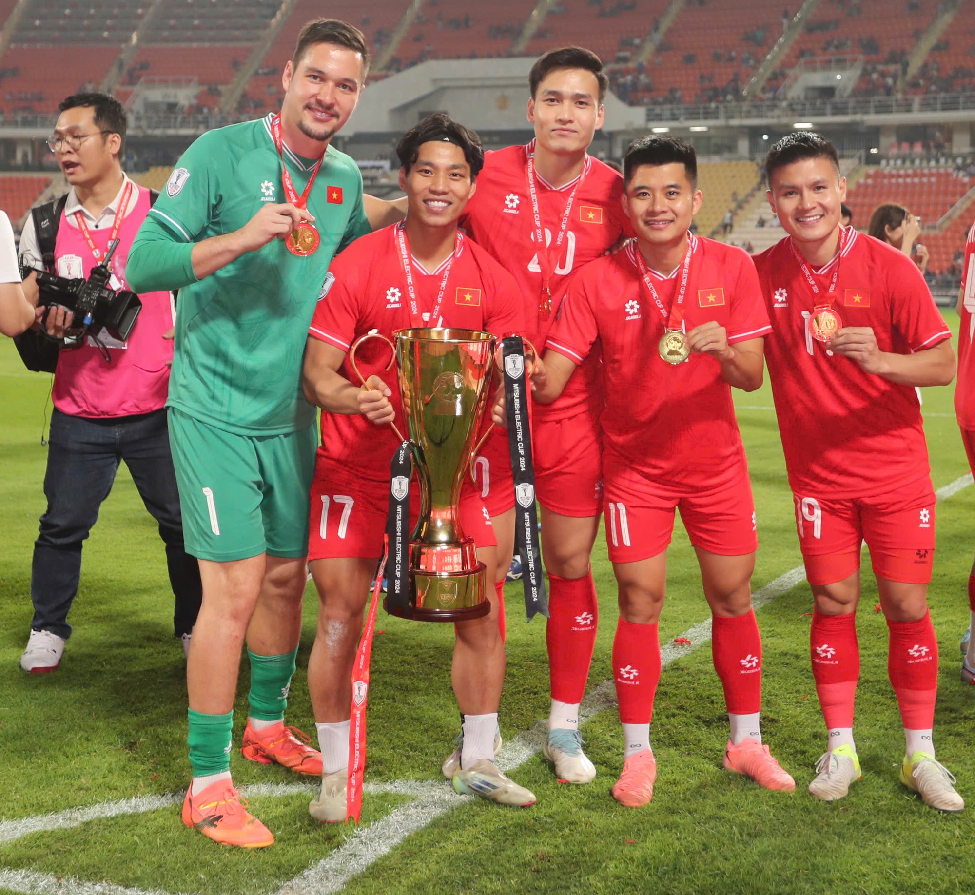 Nhà vô địch AFF Cup 2008 Quang Hải khen ngợi nhà vô địch 2024 Quang Hải và đồng đội- Ảnh 5.