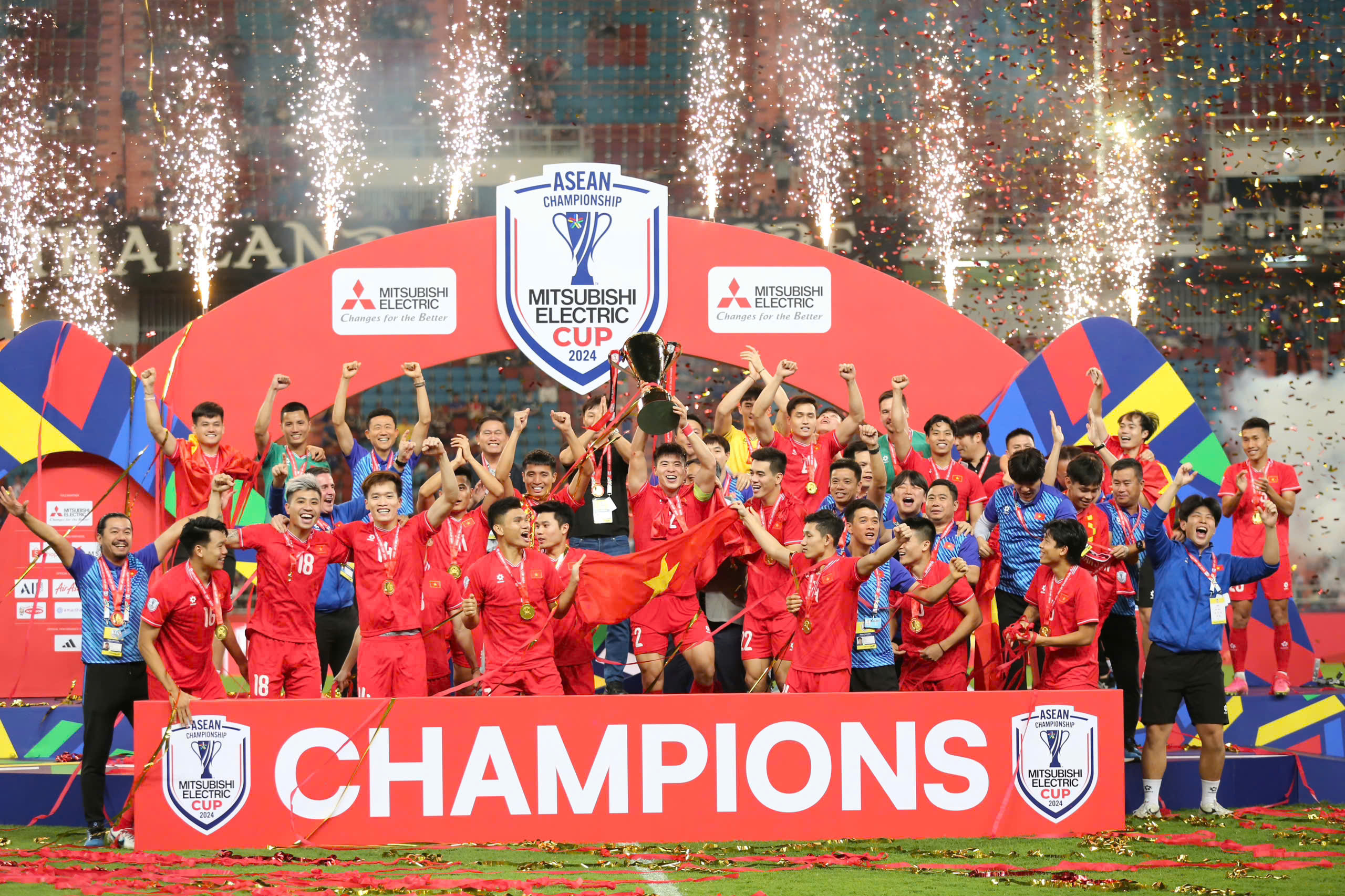 Khoảnh khắc đội tuyển Việt Nam nâng cao cúp vô địch AFF Cup 2024: Rưng rưng!- Ảnh 2.