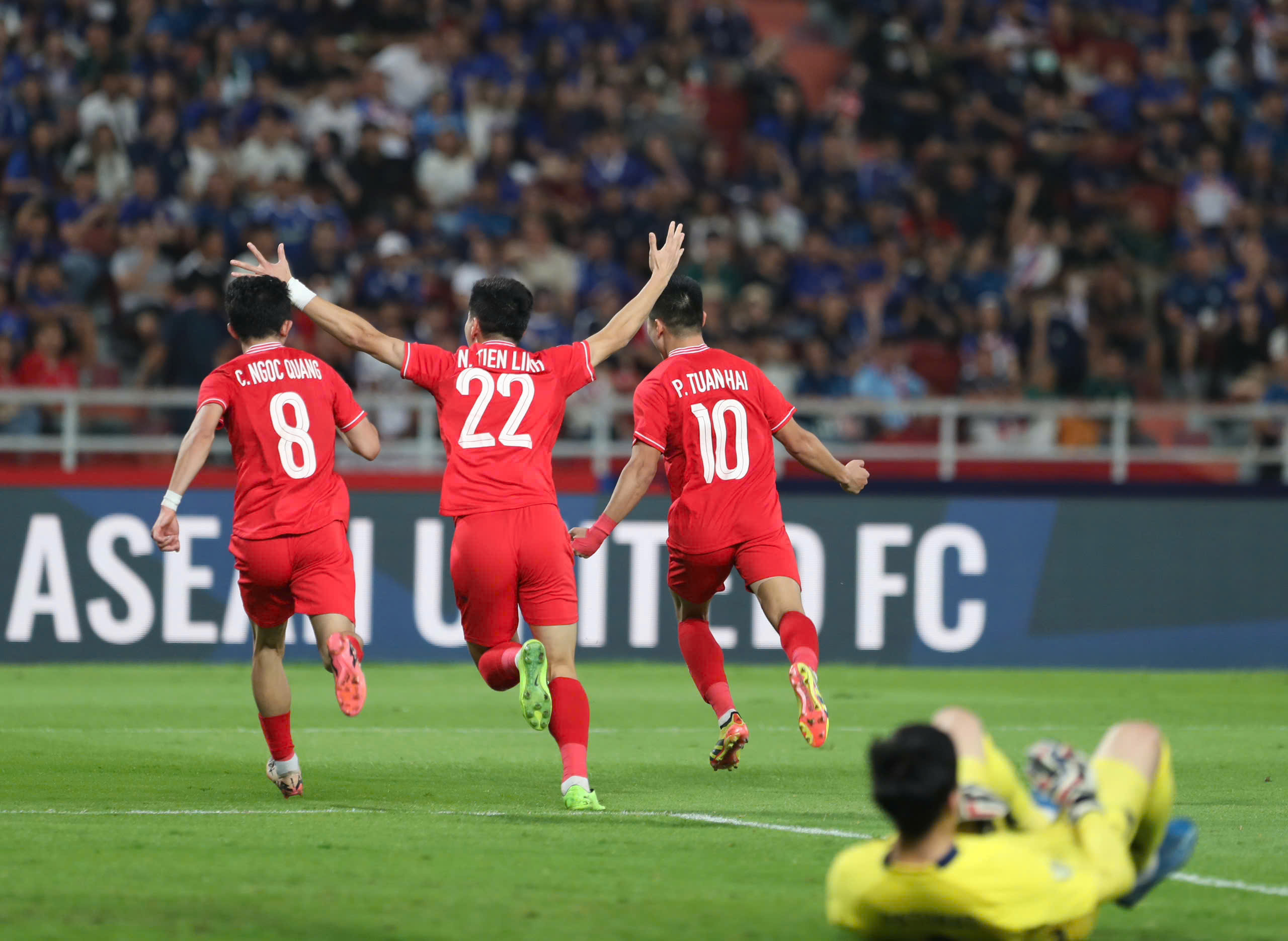 Khoảnh khắc đội tuyển Việt Nam nâng cao cúp vô địch AFF Cup 2024: Rưng rưng!- Ảnh 25.